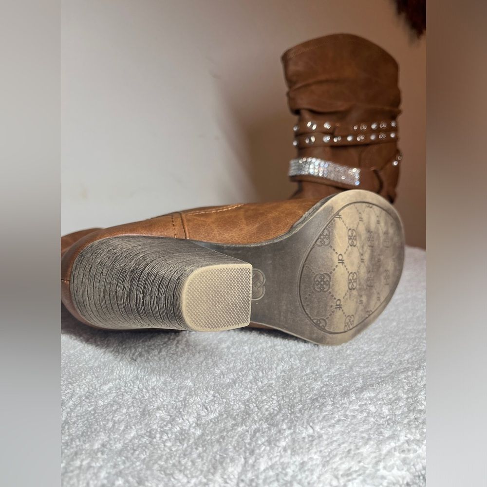 Daisy Fuentes, Sz 5.5 Brown Boots, Booties Western style Rhinestone accents. - Picture 8 of 9